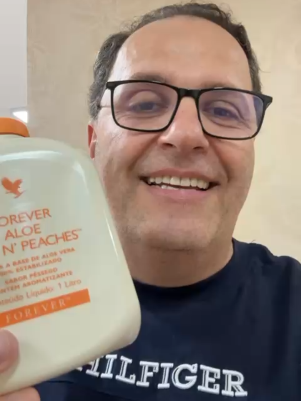 Aloe Bits N' Peaches Bebida feita do puro gel de Aloe com um saboroso toque de pêssego e pedaços de Aloe vera, que elevam o sabor de pêssego maduro. Conforme indica a literatura científica, suco composto por fibras, vitaminas, aminoácidos, minerais e enzimas importantes em nosso metabolismo diário. Vitaminas: A, B1, B2, B3, B6, B8, B12, E, C, ácido fólico, betacaroteno. Minerais: magnésio, manganês, zinco, cobre, cromo, cálcio, sódio, potássio e ferro. Aminoácidos: contém 19 dos 20 aminoácidos, sendo 7 dentre os 8 aminoácidos essenciais. #forever #aloeveragel #aloevera #saudeebemestar #fy