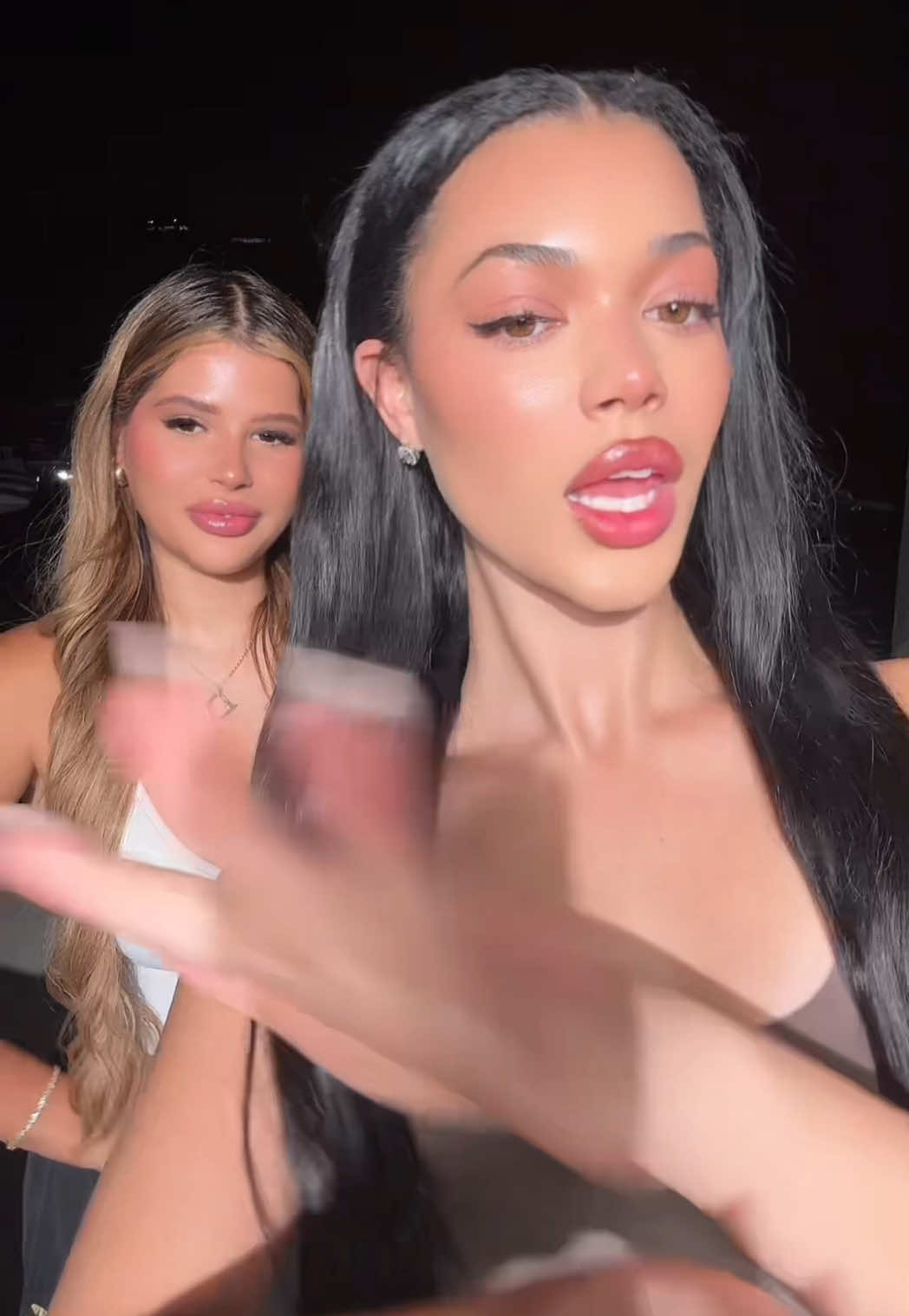 the square up was so cute 😂🤏🏼 not too much on my girl @daniortii #girlthings #casaamor #LoveIsland 