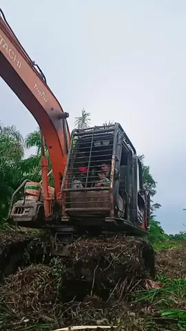 si bocil sibuk aja mau naik beko pagi pagi 😆