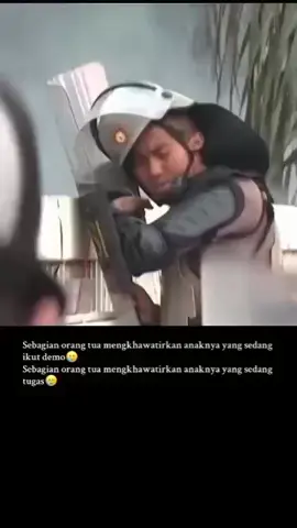 siapa pun yang ada di video ini, beliau anak bangsa, beliau putra terbaik bangsa,... Beliau punya orang tua, yang orang tuanya kuatir saat anaknya yang sedang menjalankan tugas semoga negri cepat membaik #ibupertiwiku #ibupertiwisedangbersedih 