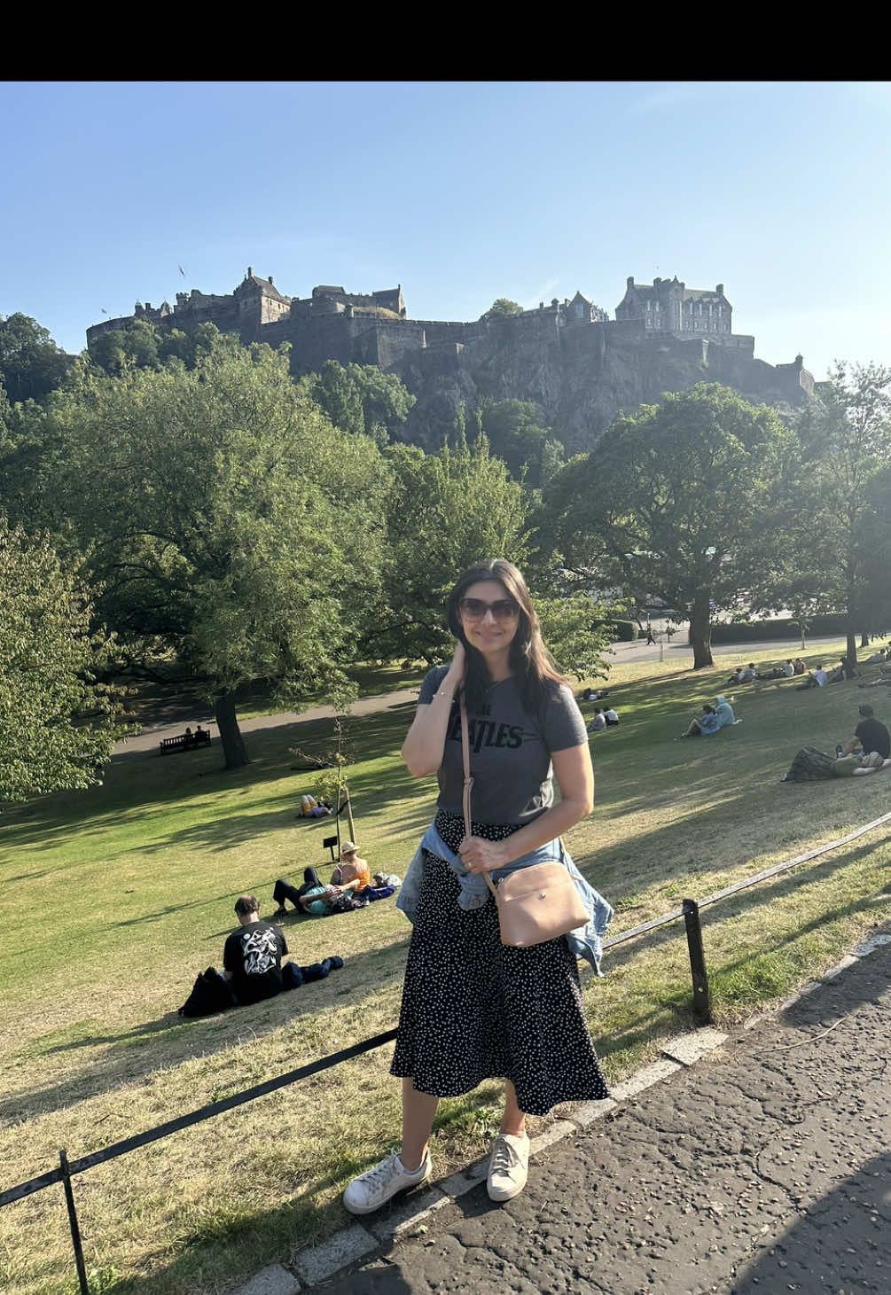 Tivemos uma surpresa muito bacana nessa última viagem pra Edimburgo!  Estava passando pelo Jardim da Princes Street, o mais famoso da cidade, e escutei “Anunciação” tocada por um grupo de gaita de fole. Corri pra ver, claro! E foi uma sucessão de clássicos da nossa música tocadas pelos conterrâneos da Brazilian Pipe. @brazilianpiperoficial  Adorei ouvir nossos acordes no timbre da terra do meu marido, rs. E logo com o cartão postal da cidade de plano de fundo ❤️. Se forem pra Escócia, tem muita informação legal no meu perfil! Me sigam pra não perder nenhum vídeo!  #edimburgo #europa #escocia #gaitedefole #bagpipes     .