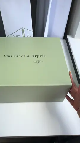Unbox my Van Cleef Vintage Alhambra bracelet guilloché yellow gold & pendant in Onyx #vancleef #unboxingvideo #luxuryunboxing #alhambrabracelet #fypシ