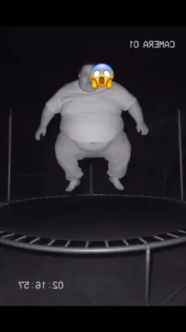 yo brincando en el brincolín de una fiesta 🎉🥳 que no fui invitado #humortiktok #risas😂😂😂 #comedia #sefeliz❤️ #brinca 