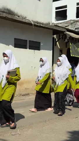 SANTRI PUTRI AL BAQOROH LIRBOYO KEDIRI#unza #santriputri🤍 #albaqorohlirboyo #pondokpesantrenlirboyo #kediri 