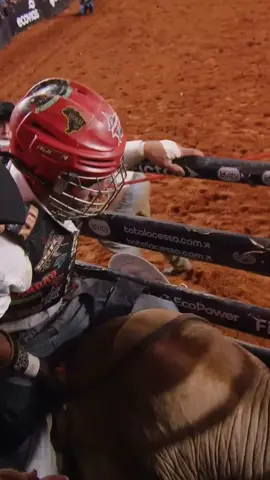 BARRETOS INTERNATIONAL RODEO 🔥🤠 A arena mais famosa da América Latina coroou neste domingo o grande campeão de 2025! Vitor Manoel Dias fez história em Barretos ao montar 5 touros e parar nos 5, fechando a competição de forma invicta. 👑🐂 Na grande final, encarou o temido Rei do Norte, da Cia Tércio Miranda, e mostrou raça e talento para conquistar 93,50 pontos, garantindo o título de Campeão de Barretos 2025! Além disso, a Cia Tércio Miranda também foi consagrada com o prêmio de Melhor Boiada do Rodeio. Com garra, humildade e merecimento, Vitor leva para casa um dos títulos mais importantes do Brasil e um prêmio de R$ 300 mil! 🏆💰 🎥 Reviva esse momento histórico do International Rodeo 2025 no YouTube Brtvmax!  Destaques: 🤠 • Campeão: @vitormanoeldiass.0 🐂 • Touro da Final: Rei do Norte (Melhor Touro junto com o Contrabando)  🔥 • Cia: @ciaterciomiranda (Melhor Boiada) 📍 • Barretos International Rodeo – Final 2025 --- #Barretos2025 #InternationalRodeo #VitorManoelDias #ReiDoNorte #TércioMiranda    