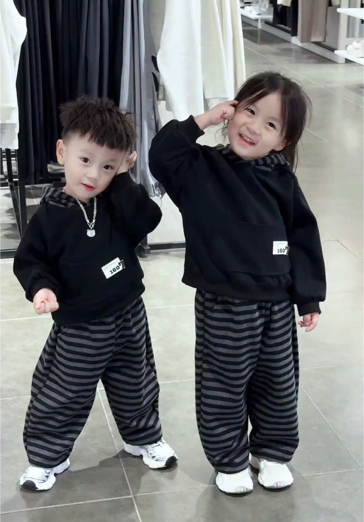 2 chị em cung xỉu khi diện đồ đôi 😍 #embedangyeu #quanaotreem #quanaobetrai #setbetrai #phoidoxinh #xuhuong #vietnam 