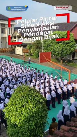 Kepala Dindikpora Banjarnegara Jadi Pembina Upacara di SMPN 1 Banjarnegara Senin (1/9/2025), Kepala Dindikpora Banjarnegara Teguh Handoko, S.Sos menjadi pembina upacara di SMP Negeri 1 Banjarnegara. Dalam amanatnya, beliau menyampaikan pentingnya memahami hak berpendapat sebagai bagian dari hak konstitusional warga negara. Namun, hak tersebut harus disalurkan dengan cara yang benar, bijak, dan penuh tanggung jawab. Beliau juga berpesan kepada para siswa agar tidak mudah terprovokasi dengan ajakan untuk mengikuti aksi unjuk rasa. 