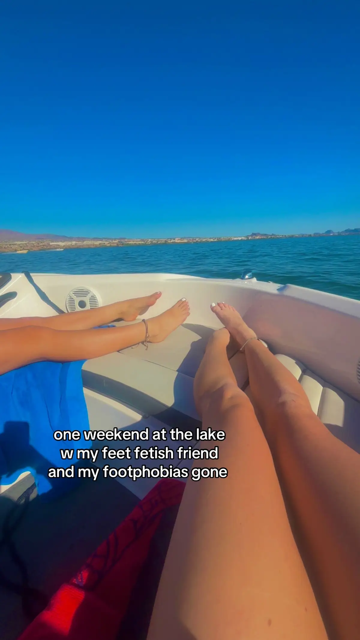 our white toes been on everyone @gigiii #havasu #lake #feet #whitetoes #duo 