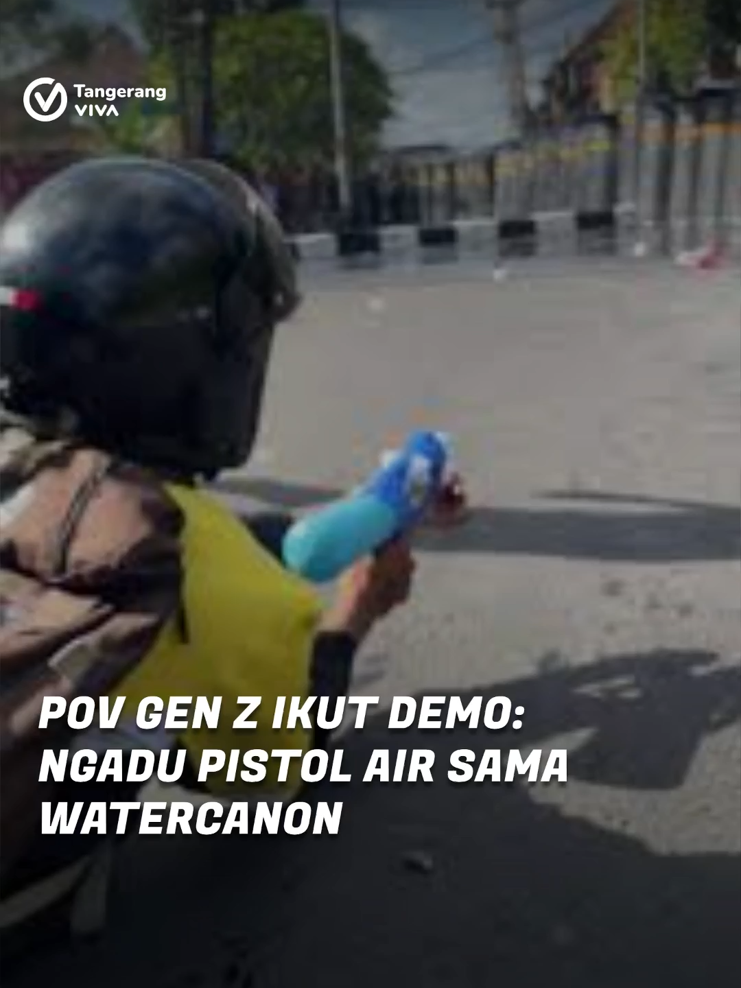 Polisi pake water canon 💦 Massa bales pake water gun mini 🤌 #democore #demodpr #ojol #momenlucu #vivatangerang