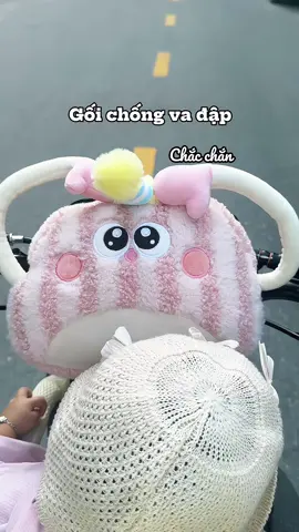 Gối chống va đập k thể thiếu cho bé khi di xe điện xe máy nha các mẹ#xuhuongtiktok #mebim #gối #gốichobesosinh 