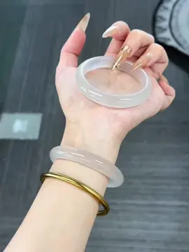 ✨ “Trong veo như giọt sương mai, tinh khiết như ánh trăng – chiếc vòng Bạch Nguyệt Quang thạch vải mang năng lượng dịu dàng, xoa dịu tâm hồn, thu hút bình an và may mắn.” #vongtay #vongdaphongthuy #vongngoc #vongmanao #bachnguyetquang #mayman #xuhuong #viral #trending 