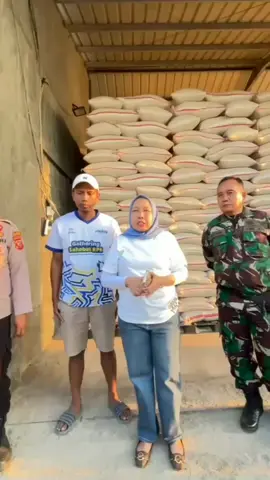 Kacab Bulog Indramayu Sampaikan Klarifikasi Perihal Ratusan Ton Beras Bulog yang Ditimbun “Gudang Pribadi” di Desa Lombang INDRAMAYU — Temuan beras Bulog yang diduga ditimbun di gudang milik seorang pengusaha beras berinisial D, warga Desa Lombang, Kecamatan Juntinyuat, Kabupaten Indramayu, Jawa Barat, membuat geger publik. Pasalnya, timbunan beras Bulog milik Luwie Gede dan Pekandangan Cabang Indramayu (sesuai yang tertera di famplet penyimpanan gudang) dikabarkan gudangnya jebol, Jumat (29/8) di Desa Lombang, menjadi heboh dan viral. Apalagi, jebolnya gudang tersebut diunggah oleh TikTok @naalbt yang meminta agar KDM dan Bupati LuckyHakim turun langsung ke lokasi dan menyelidiki dugaan penimbunan.