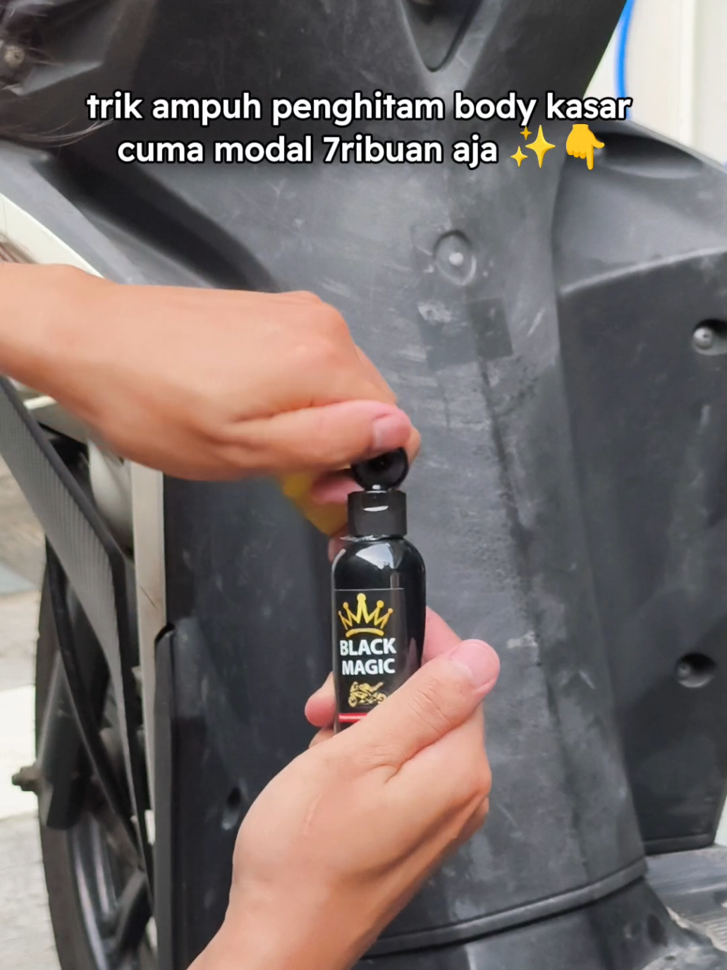 Motor keliatan kusam bikin nggak pede? 🚨 Tenang aja, cukup oles Black Magic Penghitam Body Motor 👉 body langsung hitam mengkilap, tampilan motor kayak baru lagi! 💯 ✅ Bisa buat body kasar, dashboard, spakbor, cover knalpot, dll ✅ Nggak lengket & awet lebih lama ✅ Bonus spons + sarung tangan GRATIS! Cocok banget buat kamu yang pengen motor selalu kece tanpa ribet ,✨ #blackmagic #penghitammotor #bodymotor #perawatankendaraan #fyp 