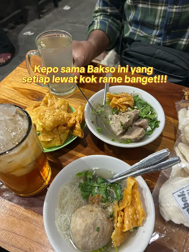 Setiap lewat sini selalu salfok krn rame bgttt!! Ga nyangka emang enak bakso dan variannya banyak 🫵🏻🫵🏻 #kulinersurabaya #bakso #baksoviral #surabaya  #rekomendasikuliner 