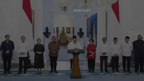 Pernyataan Lengkap Prabowo Hargai Aspirasi Murni, Minta Tindak Tegas Perusakan KARODAILY.id, Jakarta - Presiden Prabowo Subianto memastikan negara menjamin aspirasi murni dari masyarakat. Prabowo meminta agar pelaku perusakan fasilitas umum dan penjarahan ditindak tegas. Hal ini sebagaimana dilansir detik.com, disampaikan Prabowo usai menggelar pertemuan bersama para pimpinan MPR, DPR, DPD dan seluruh pimpinan partai politik yang memiliki kursi di DPR. Prabowo menjamin pemerintah mendengarkan aspirasi murni dari rakyat. 
