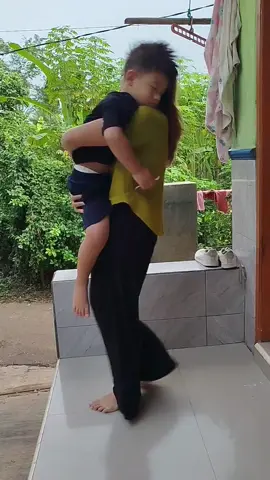 tidak ada seorang menantu yang tiba tiba benci dan menjauh dari mertua nya tanpa sebab. 