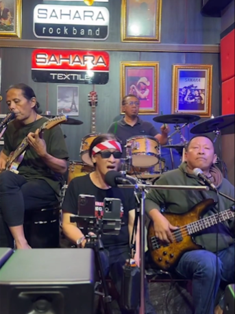 Sahara - Kau Bukan Untuk ku ini lagu kesukaan mimin ,, kalo kalian yang mana ..? #tiktokviral #livehighlights #tiktoklive #saharaband #saharabandofficial #kaubukanuntukku @ixanrantas @sebastioahmad @gan2.sahara @agus.azis5 YT https://www.youtube.com/@saharaband168 FB https://www.facebook.com/profile.php?id=61579922975528 IG https://www.instagram.com/sahara_official/