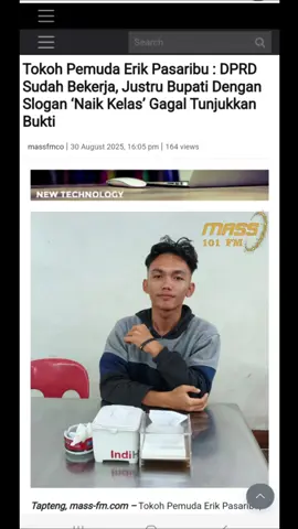 Tapteng, mass-fm.com – Tokoh Pemuda Erik Pasaribu, mengapresiasi kinerja Dewan Perwakilan Rakyat Daerah (DPRD) Tapanuli Tengah (Tanteng) yang semakin jauh meroket dan menyerap berbagai permasalahan.  Ia mengatakan, DPRD Tapteng telah menunjukkan kinerja yang sangat bagus dan telah melaksanakan fungsi kewenangan DPRD sebagai lembaga legislatif yang memiliki fungsi pengawasan dan anggaran.  DPRD Tapteng kata Erik mendukung program dari Bupati Masinton Pasaribu dengan slogan Tapteng Naik Kelas. Menurutnya kerja cepat dan tanggap dalam berbagai permasalahan yang terjadi telah diserap oleh DPRD Tapteng sebagai wakil rakyat, sudah memberikan dampak bagi masyarakat Tapteng.  “Kalau ada yang mengatakan bahwa DPRD Tapteng tidak mendukung Masinton, itu merupakan salah besar, DPRD sudah menegaskan akan mendukung program kebijakan Bupati Masinton secara penuh,” ujar Erik. Adapun program yang didukung DPRD adalah soal Open Bidding, Kesejahteraan Pegawai dan Reformasi Birokrasi. Bukan hanya itu, DPRD juga mendukung Masinton Pasaribu dalam hal berantas Destructive Fishing.  Tokoh Pemuda itu juga menyarankan kepada Bupati Masinton Pasaribu agar membangun hubungan yang harmonis dengan DPRD Tapteng, karena dalam beberapa kali rapat yang diadakan DPRD, Bupati Masinton Pasaribu tidak pernah hadir dan selalu di luar kota. “Sebenarnya pak Masinton ini Kepala Daerah atau anggota DPR,” cetusnya. Erik Pasaribu juga memaparkan beberapa agenda yang tidak pernah dihadiri Masinton Pasaribu, salah satunya Rapat Paripurna dalam mendengarkan Pidato Presiden Prabowo, Rapat RPJMD, RDP dan sudah beberapa kali Bupati tidak pernah hadir bersama DPRD. Bahkan beberapa bulan lalu melakukan rapat, namun yang hadir hanya OPD serta Lurah.  Baru-baru ini juga, tambah Erik, Bupati Masinton Pasaribu melakukan konser dengan anggaran fantastis, sebesar 3 Miliar Rupiah, tanpa adanya persetujuan dari lembaga Legislatif, seharusnya Ini dibahas dulu dan disetujui baru dapat dijalankan. Padahal sudah jelas ada program efisiensi dari Presiden Prabowo. Ini katanya sama saja Masinton telah mengabaikan intruksi dari Presiden.  #tapteng  #massfmmadina  #mass101fmmadina  #dprdtapteng  #terkini 