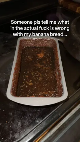 Mind you I measured EXACTLY this has never happened before… #bananabread #bakingfail #wtfiswrongwithmybananabread #baking #bananabreadfail 