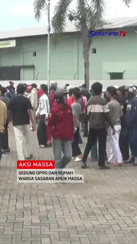 Aksi massa gedung dprd dan rumah warga sasaran amuk massa Aksi kerusuhan , terjadi di kabupaten brebes , jawa tengah , gedung dprd brebes menjadi sasaran amuk massa , dari memecah kaca hingga membakar ruang rapat audensi. SemarangTV #fyp