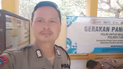 Bhabinkamtibmas Kelurahan Sukolilo Bripka Supardam melaksanakan giat gerakan pangan murah dan bertemu dengan warga sekitar menurut informasi dengan adanya gerakan pangan murah sangat membantu masyarakat desa. #Binmaspresisi  #Polriuntukmasyarakat    #polripresisi  @POLRES TUBAN @Ditbinmas Polda Jatim   @Satbinmas Polres Tuban  @Polisi_Indonesia