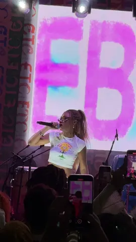 quando a farm arrasa e lança um show da ebony de graça pra nois 🥳