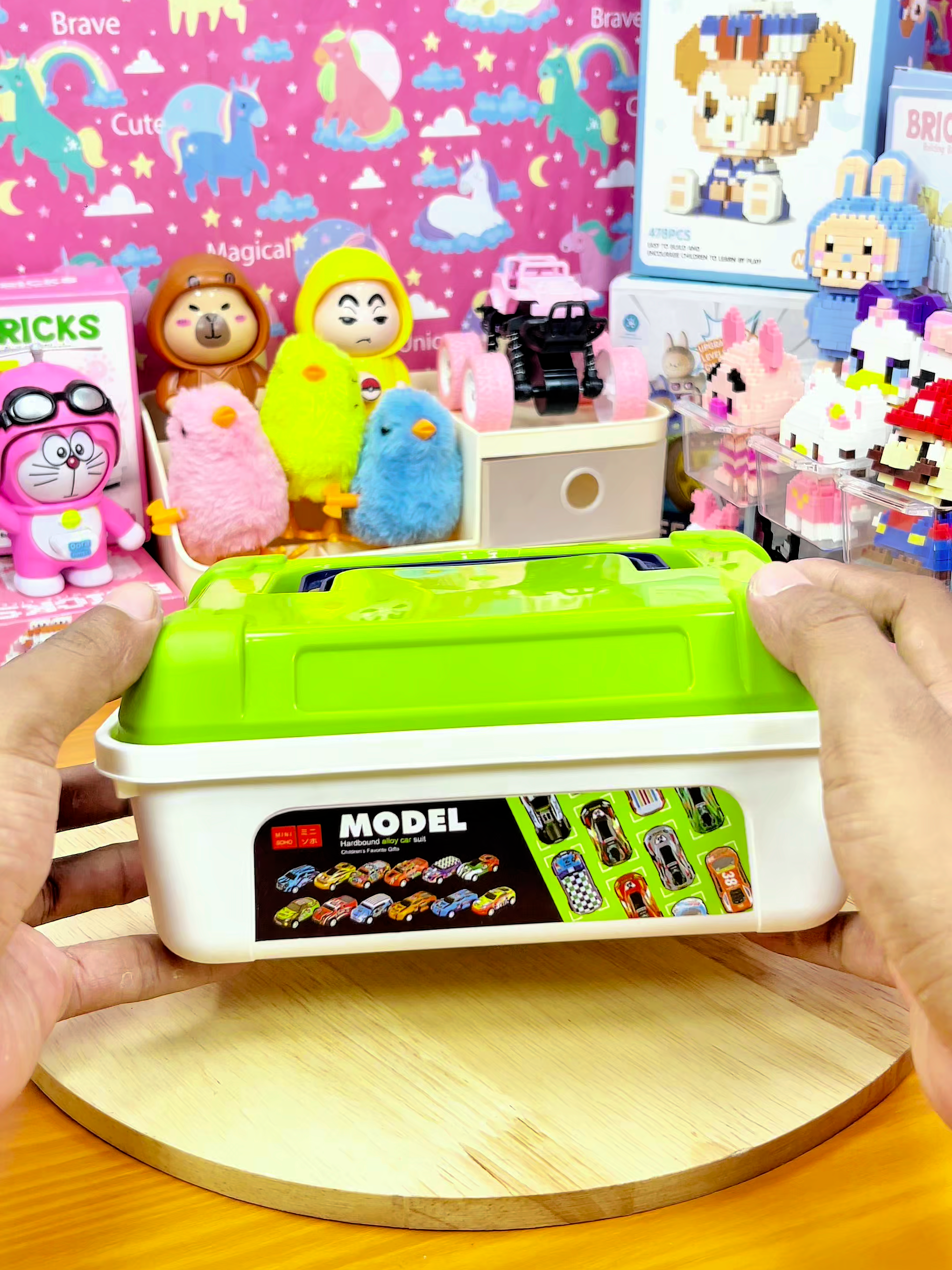 Anak suka bermain mobil-mobilan? SET BOX Mobil Mini ini bisa jadi pilihan menarik. Didesain dengan warna-warna cerah dan bahan besi yang kokoh, mainan ini tidak hanya seru dimainkan, tapi juga bisa membantu melatih koordinasi tangan dan imajinasi anak. Tersedia dalam satu set lengkap berisi beberapa mobil mini dengan mekanisme pullback yang mudah digunakan anak-anak. Bonus peta jalan yang bisa dijadikan alas bermain, membuat suasana bermain jadi lebih hidup dan interaktif. Cocok untuk kado, koleksi, atau menemani waktu bermain anak di rumah. Tonton sampai habis untuk lihat bagaimana serunya mobil-mobil ini saat dimainkan di atas peta jalan. #mainanviral #mainaninteraktif #mainananak #promoguncang99 #gajiansale