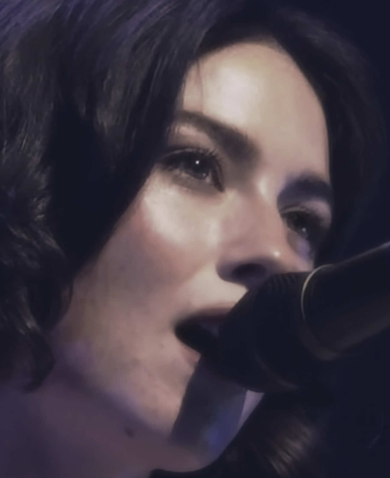 Her eyes sparkle like they hold a whole universe inside⋆˙⟡  - #gracieabrams #gracie #tsoutour #gracieabramstour #ilyis #fyp #viral #explore #foryoupage @gracie abrams @GracieAbramsHQ  🎥: drunkfer_