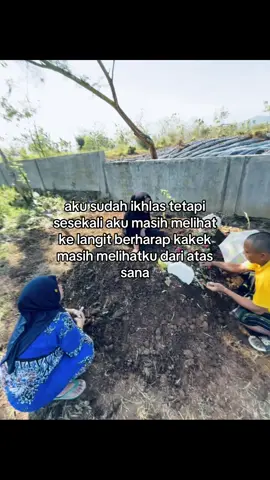 pantesan aja kakek sayang banget sm aku, ternyata kakek cuma nemenin aku sampe umur 17 thn, kemaren masih sempet bilang, “yang rajin belajarnya ya nak, mbah mau liat kamu jadi sarjana” semoga di ujung sana ada uluran tangan kakek yang menarik aku untuk menggenggam tangannya lalu berjalan bersama menikmati kehidupan yang sudah di janjikan abadi itu, tunggu aku di penghujung jalan itu iya mbah, aku akan menemui kakek sebagai cucu kecil kakek yang selalu di manja itu. #grandpa 