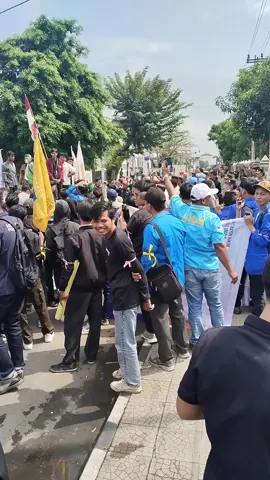 Massa Aliansi Mahasiswa dan Ojek Online sudah memadati Polres Kota Metro Untuk menyampaikan aspirasinya #kotametro #fypシ゚viral🖤tiktok #metrolampungindonesia🇮🇩 