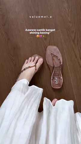 @SepatuDNY Indonesia bisa bisanya ngeluarin sandal super cantik gini ✨ #sandaldny #sandaljelly #sandalbening #sandalglitter #sandalwanita #sandalteplek #sepatudny 