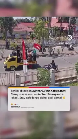 Terkini di depan Kantor DPRD Kabupaten Bima, massa aksi mulai berdatangan ke lokasi. Senin, 1 September 2025, pukul 11.00 WITA. Stay safe lenga doho, tetap jaga aksi damai ✌️