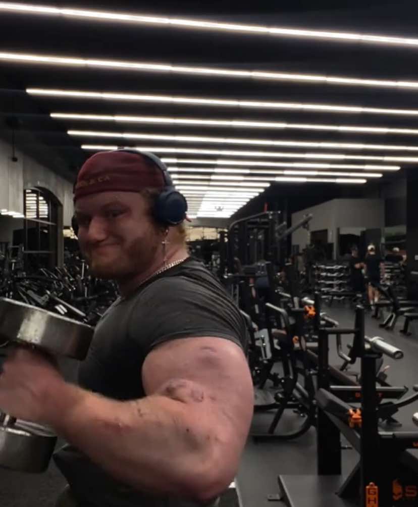 Just want some thicker arms, gotta spam some heavy hammer cheat curls🤌🏻#armdayeveryday #gymrats #bicepsday #bicepcurl #bodybuildermotivation #bicep #latenightworkout #goviral #GymTok #fyp 