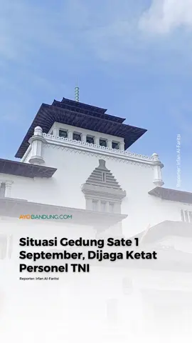 Gedung Sate dan sekitarnya dijaga personel TNI, pada Senin 1 September 2025, pagi ini.  Pascaaksi unjuk rasa yang terjadi di berbagai lokasi, Polda Jawa Barat menetapkan status Siaga 1, yang dituangkan dalam Surat Telegram Kapolda Jabar Nomor STR/428/VIII/PAM.1.3./2025, dan wajib dilaksanakan oleh seluruh kepolisian resor di wilayah Jabar. Reporter: Irfan Al-Faritsi