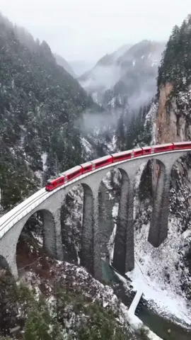 Breathtaking Views of Switzerland 🇨🇭I  #SwissAlps #TravelReels #TravelEurope #Lauterbrunnen #Switzerland 