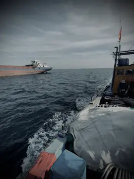 Đêm đêm tôi nằm ôm nỗi buồn ….. 