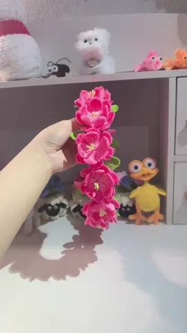 💐สอนทำมงกุฎดอกไม้ค่า และหากใครสนใจสั่งได้นะคะ🌼🌸 #diyลวดกํามะหยี่ #ดอกไม้ลวดกํามะหยี่ #handmade #มงกุฎดอกไม้กํามะหยี่ #ของขวัญปัจฉิม 