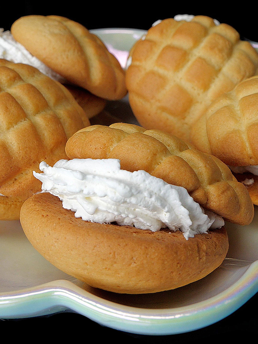 【メロンパンの皮がいくらあっても困らないからね】もう本体いらない！皮だけで満足できるメロンパンスイーツ / Crispy and Fluffy! 'Melonpan' Cookie Sandwiches #tiktokレシピ #簡単レシピ #メロンパン #ホットケーキミックス #おやつレシピ #tiktokfood #tastyjapan 約10枚分／5個のサンド 材料： ホットケーキミックス　150g 【A】溶かしバター　30g 【A】溶き卵　1個分 【A】砂糖　大さじ2 【A】バニラエッセンス　2〜3滴 ホイップクリーム　適量 作り方： ① ボウルに【A】を入れてよく混ぜる。 ② ①にホットケーキミックスを加え、ゴムべらでさっくり混ぜ、ひとまとまりにする。 ③ ②を10等分し、軽く丸めて平らにする。クッキングシートを敷いた天板に並べ、5枚は表面に浅く格子状の切れ目を入れる。残り5枚はそのままにする。 ④ ③を180℃に予熱したオーブンで12〜14分焼き、焼き色がついたら取り出す。粗熱を取り、完全に冷ます。 ⑤ ④の格子模様のない生地にホイップクリームを絞り、模様付きの生地ではさむ。残りも同様に仕上げたら、完成！ ※ クッキングシートは「180℃・15分対応」のものを使用してください。 === Crispy and Fluffy! 'Melonpan' Cookie Sandwiches Servings: 10 cookies/ 5 sandwiches INGREDIENTS 150g pancake mix A 30g butter (melted) 1 egg (beaten) 2 tablespoons sugar 2 to 3 drops vanilla extract Whipped cream, as needed PREPARATION 1. Mix all of the ingredients A in a bowl. 2. Add the pancake mix to the bowl (1). With a spatula, mix until just combined. 3. Divide (2) into 10 equal parts, shape them into balls and then flatten them. Place them on a baking tray lined with parchment paper. Make shallow diamond cuts on the surface on 5 of them. 4. Bake (3) in the oven (preheated to 180°C/ 356°F) for 12 to 14 minutes until nicely golden. Let them cool. 5. Put some whipped cream on the 5 non-cuts cookies. Layer 5 diamond-cuts cookies on them. 6. Enjoy! *The parchment paper in this recipe needs to be heat-resistant for  180°C/ 356°F for more than 15 minutes.