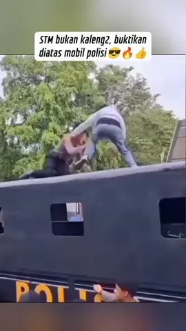 Putih Abu Abu Dengan Polisi Fight Di Atas Mobil Polisi Saat Demo Sedang Berlangsung