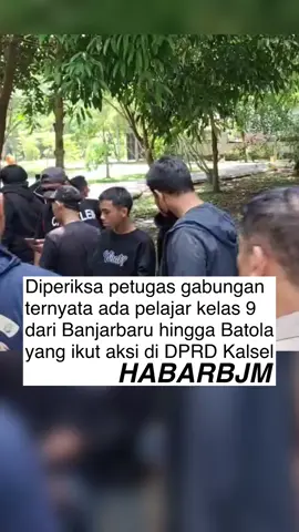 ORANG TUA TOLONG AWASI ANAK KALIAN! Ditengah massa aksi yang mulai berdatangan di Lapangan Kamboja Kota Banjarmasin, didapati para pelajar yang masih duduk dibangku kelas 9 alias menengah pertama. Dari pemeriksaan petugas para pelajar ini datang dari Banjarbaru dan Barito Kuala.