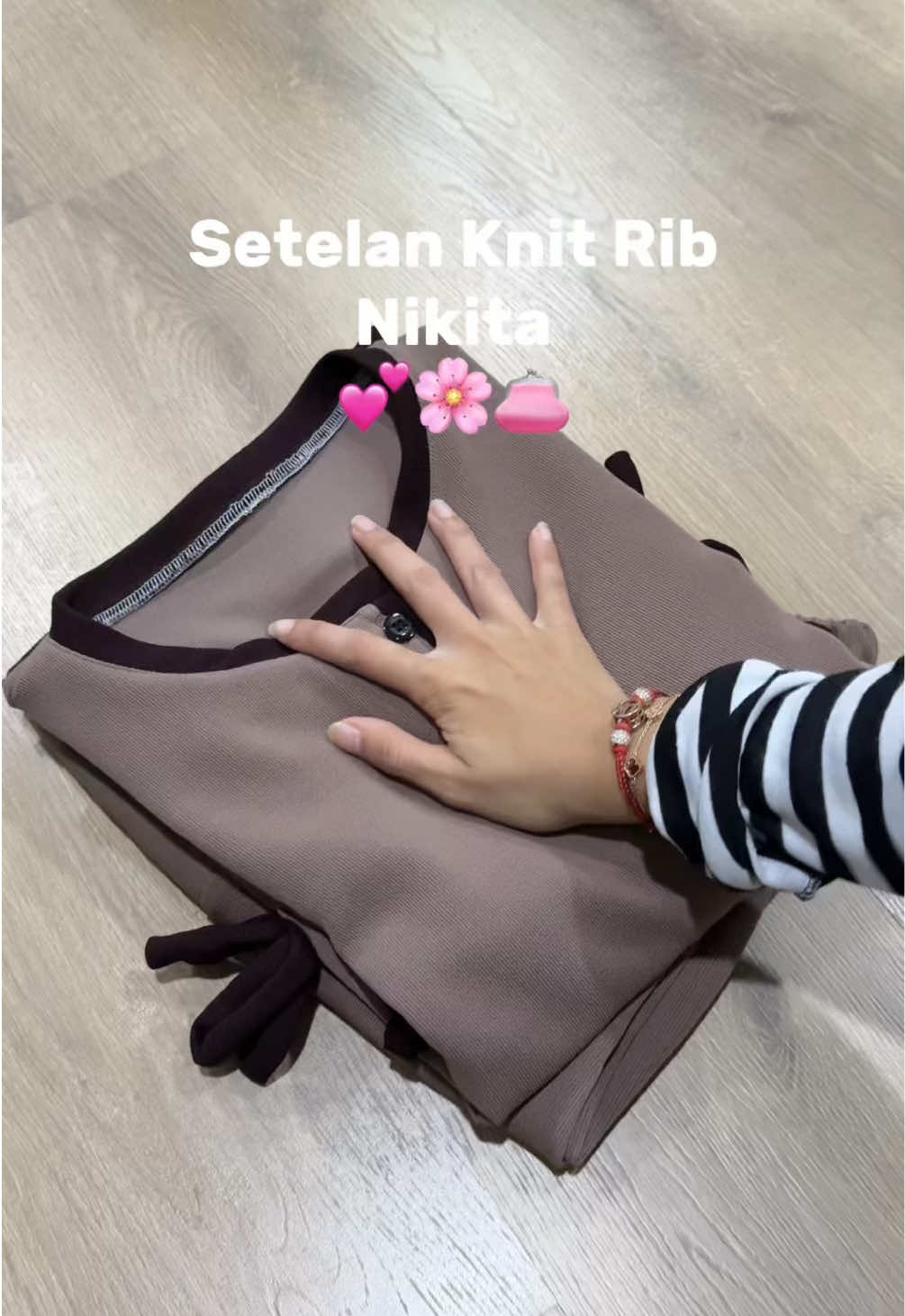Produk baru nih, pastinya masih harga promo 🥰. Bahannya knit rib adem banget pokoknya, modelnya juga kekinian bgt, ready 3 pilihan ukuran 🥰😍 #OOTD #oneset 