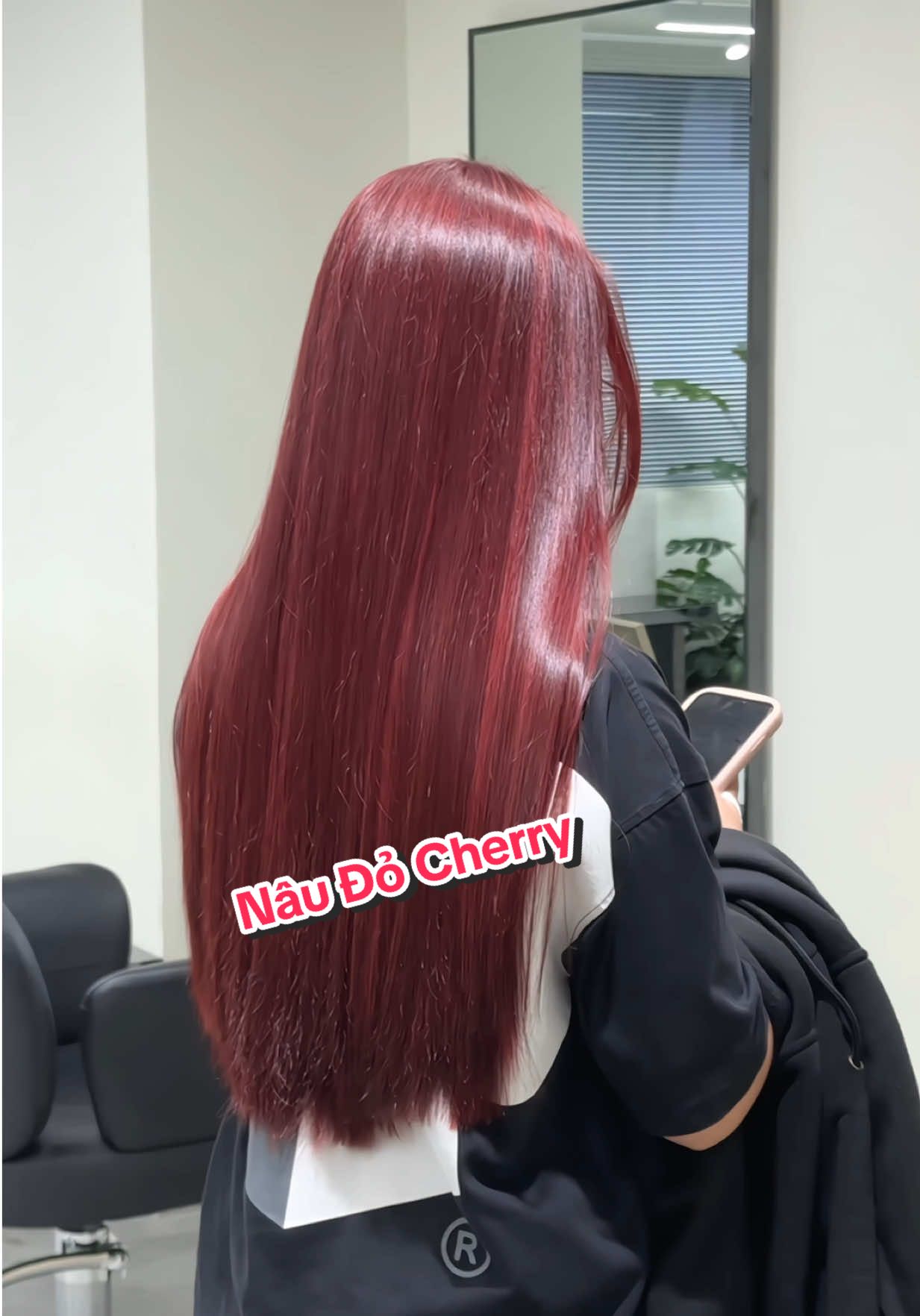 Màu tóc mà bà nào một khi đã thử thì đều mê luôn ý ! Màu Nâu Đỏ Cherry! Ưu điểm của màu này là thời gian chơi cực kỳ lâu luôn nha !Nàng nào vẫn phân vân chưa biết chọn màu gì thì inbox 1USD tư vấn miễn phí cho nhen !Đừng quên 1USD đang ưu đãi từ 10%-15% cho khách hàng đặt lịch hẹn trước nhen!#TikTokAwardsVN2023 #SportsOnTikTok #tocdep #hairstyle #phunu       