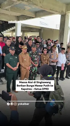 Sejumlah Mahasiswa, Komunitas Ojol dan masyarakat menggelar aksi damai di depan kantor DPRD Kota Singkawang Kedatangan peserta aksi damai ini diterima langsung oleh Ketua DPRD, Kapolres, Dandim hingga Wali Kota dan Wakil Wali Kota Singkawang Menariknya, saat tiba di kantor DPRD, peserta aksi memberikan mawar putih ke Forkopimda. -- #singkawang #kalbar #demo #aksi 