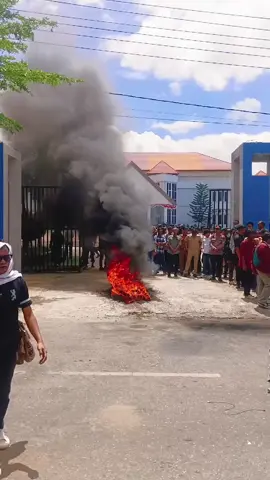 Demonstrasi mahasiswa dikantor DPRD Kab. Kolaka