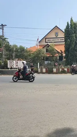 Rembang – Pergerakan Mahasiswa Islam Indonesia (PMII) Kabupaten Rembang batal menggelar aksi demo di gedung DPRD Rembang, hari Senin 01 September 2025. Mereka yang berjumlah 5 orang, hanya mengadakan audiensi. Ketua PMII Kabupaten Rembang, Zubairul Kamal I’tazza beralasan langkah itu ditempuh agar situasi tetap aman dan aspirasi bisa tersampaikan kepada para pemangku kebijakan. “Kita mempertimbangkan kejadian anarkis di berbagai daerah, khawatir merembet ke Rembang. Saran-saran para kiai dan tokoh masyarakat, juga menjadi bahan masukan bagi kami,” terang Zubairul. Pihaknya menyampaikan 3 tuntutan di tingkat lokal, yakni meminta penjelasan Bupati Rembang terkait langkah-langkah yang ditempuh sejak pelantikan, mengevaluasi kinerja DPRD Rembang yang kurang memuaskan, serta meminta transparansi pajak daerah, terutama di sektor tambang. “Kami juga mengkritisi banyaknya tambang ilegal yang masih beroperasi,” tuturnya. Mahasiswa STAI Al Hidayat Lasem dari Desa Pandangan Wetan Kecamatan Kragan ini menambahkan untuk tuntutan di tingkat nasional, yakni menolak segala bentuk kekerasan aparat yang berujung jatuhnya korban jiwa dan mengusut tindakan brutal aparat. “Kami mendesak massa aksi yang ditangkap untuk dibebaskan dan menghentikan praktik kriminalisasi terhadap gerakan mahasiswa,” imbuh Zubairul. Selain itu, PMII mendesak Rancangan Undang-Undang Perampasan Aset Tindak Pidana segera disahkan. Menanggapi tuntutan tersebut, Bupati Rembang, Harno yang menemui perwakilan PMII menyampaikan terima kasih, mahasiswa mau berdialog dengan cara-cara yang baik. “Semua sudah saya jelaskan, semua aspirasinya kita terima. Saya ucapkan terima kasih, alhamdulillah berjalan dengan lancar dan aman. Terima kasih juga untuk masyarakat Kabupaten Rembang, tidak terprovokasi,” tandasnya. Hingga Senin siang, tidak ada aksi demo maupun pergerakan massa. Baik di DPRD maupun Polres Rembang. Meski sebenarnya aparat gabungan dari TNI/Polri, Satpol PP dan petugas Damkar sudah berjaga-jaga. Bahkan berdiri tenda cukup besar di tengah-tengah halaman antara gedung DPRD dan Kantor Bupati. Sebelumnya, kabar akan ada demo membuat sebagian masyarakat khawatir. Termasuk penjual belanja keliling, mereka banyak yang memilih berhenti berjualan. “Saya sampai bingung cari bahan belanjaan untuk memasak, karena pedagang langganan saya nggak jualan, takut karena infonya mau demo,” ujar Wijayanti, salah satu ibu rumah tangga di Jalan Pemuda Rembang. (Musyafa Musa).