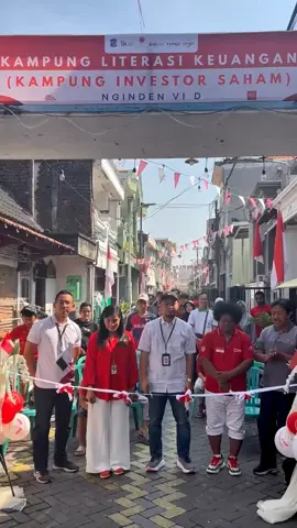 📊 Surabaya punya Kampung Literasi Keuangan sekaligus Kampung Investor Saham lho! Masih dalam semangat merayakan hari kemerdekaan Indonesia di bulan Agustus 2025, segenap warga RT 06 RW 04 Nginden Jangkungan, Surabaya serempak menjadi bagian dari investor di Pasar Modal Indonesia 🇮🇩 Bersama Otoritas Jasa Keuangan, Kantor Perwakilan Bursa Efek Indonesia Jawa Timur dan Perusahaan Sekuritas, acara ini menjadi langkah nyata untuk meningkatkan literasi keuangan sekaligus keterlibatan masyarakat untuk memiliki perencanaan keuangan yang matang dan bermanfaat bagi masa depan. Dengan hadirnya perwakilan dari Pemerintah Kota Surabaya pada kegiatan ini juga menjadi bukti bahwa inisasi dari warga kampung Nginden VI D patut diapresiasi dan harapannya dapat menjadi contoh untuk warga kampung lainnya di kota Surabaya. 🌱📈 Mari bersama-sama mewujudkan masyarakat kota Surabaya yang lebih cerdas finansial dan mandiri melalui literasi keuangan dan edukasi pasar modal untuk kehidupan yang lebih baik . 🚀 @indonesiastockexchange #akuinvestorsaham #literasikeuangan #investasicerdas