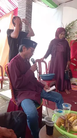 Sawer/nyawer salah sahiji kaarifan lokal nu aya di tanah Pasundan dina acara,nikahan,nyepitan atanapi acara-acara mu sanes na. Acara nyepitan di putra na bapa/ibu Dani/Anita di Kp. Citalaksana. Juru kawih sawer Bp. Rt. Uhad #purwakartaistimewa 