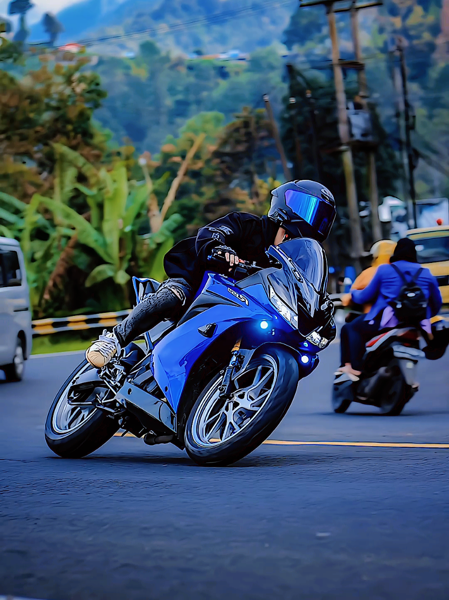 Sederhana tapi bahagia #r15 #r15v3 #r15m #puncakbogor #sunmori 