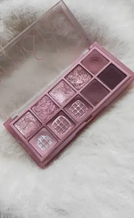 #03 ROSEBUD GARDEN を使ってるんですけど、マットの方無くなっちゃって(;_;) メガ割もきたし、新しいアイシャドウ買いたいけど、似てる色が欲しいんですよね、、。ラメはめっちゃ残ってるから笑 知ってる方いましたら教えてください(;_;) あとブルベ冬に合う化粧品も！ #ブルベ冬 #コスメ紹介 #ロムアンド #おすすめ 