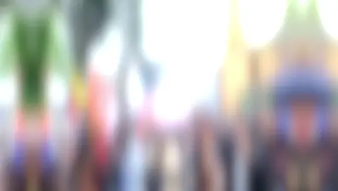 HARIANKANDIDAT.CO.ID – Rencana aksi demonstrasi dari berbagai elemen masyarakat dan mahasiswa di lingkungan Pemerintah Provinsi (Pemprov) Lampung serta DPRD Provinsi Lampung mulai menunjukkan pergerakan. Berdasarkan pantauan hariankandidat.co.id, massa aksi mulai berdatangan dan berkumpul di depan Gedung DPRD Lampung. Sebelumnya, kondisi sekitar lokasi masih terlihat sepi, hanya tampak beberapa aparat keamanan yang berjaga sejak pagi hari. Seiring berjalannya waktu, jumlah massa terus bertambah. Sebagian besar datang dengan membawa atribut organisasi, spanduk tuntutan, serta pengeras suara untuk menyuarakan aspirasi. Mereka menegaskan aksi yang digelar hari ini merupakan bentuk kekecewaan terhadap sejumlah kebijakan pemerintah, baik di tingkat daerah maupun pusat, yang dianggap tidak pro-rakyat. Aparat kepolisian bersama TNI yang sejak pagi telah berjaga langsung memperketat pengamanan. Petugas sudah memasang kawat berduri di pintu masuk menuju kompleks kantor pemerintahan sebagai langkah antisipasi jika terjadi dorongan massa. Selain itu, sejumlah kendaraan taktis, seperti mobil barakuda dan water cannon, juga tampak disiagakan di sekitar gedung DPRD. Pihak kepolisian menyampaikan bahwa pengamanan ini dilakukan untuk memastikan aksi berjalan damai dan tertib. Aparat juga mengimbau para peserta aksi agar tidak terprovokasi serta menyampaikan aspirasi secara santun. Hingga saat ini, situasi masih terpantau kondusif. Arus lalu lintas di beberapa ruas jalan menuju kompleks DPRD Lampung mengalami sedikit kepadatan akibat konsentrasi massa, namun masih bisa dikendalikan dengan rekayasa lalu lintas yang dilakukan petugas. Beberapa perwakilan mahasiswa menyebutkan, mereka akan menyampaikan sejumlah tuntutan penting kepada pemerintah daerah dan DPRD, mulai dari isu kesejahteraan masyarakat, kebijakan pendidikan, hingga transparansi anggaran. Massa menegaskan, aksi ini akan terus digelar sampai ada respon nyata dari pihak legislatif maupun eksekutif di Provinsi Lampung. #lampung #DPRD #aksi #fyp #viral 